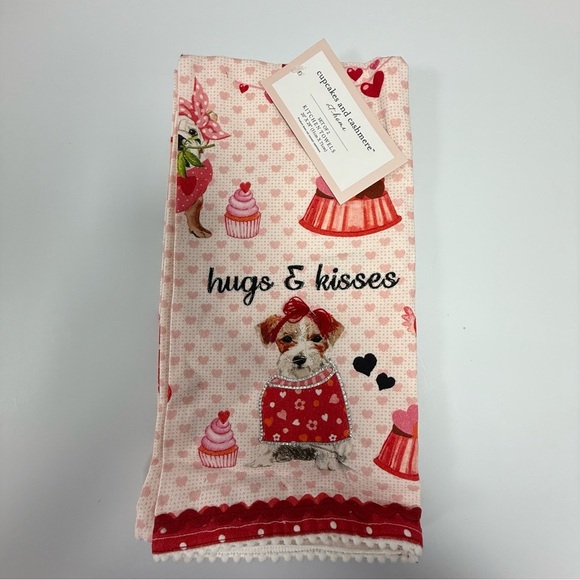NWT Cupcakes & Cashmere Dogs & Hearts Kitchen Towel Set Of 2 Valentine Bulldog - Picture 1 of 6